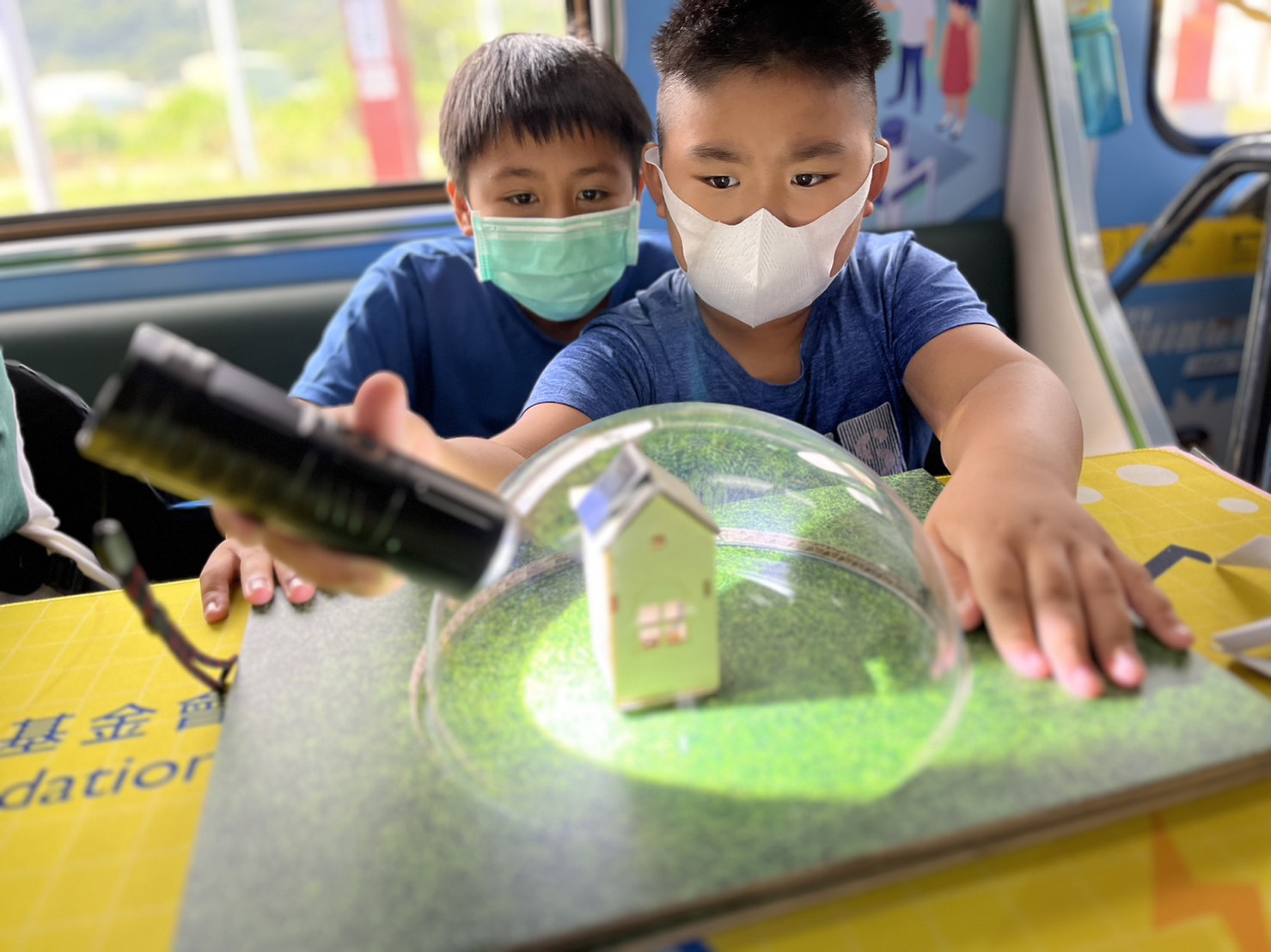 庄和闲參與基礎科學主題車廂，以STEAM教學精神，設計「逐日科學家」、「太陽能工程師」以及「淨零建築師」三大能源科普課程和實驗
